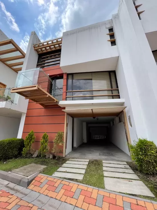 $ 225.000 Vendo moderna casa en san juan alto, cumbayá